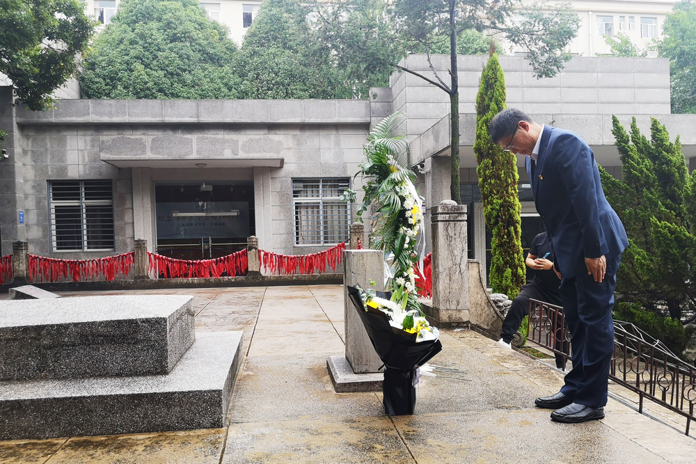 1625137004122008.jpg 獻花.jpg