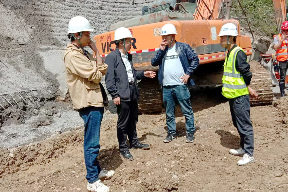 1651109305866660.jpg 大關(guān)縣出水堰項(xiàng)目現(xiàn)場(chǎng)檢查1.jpg